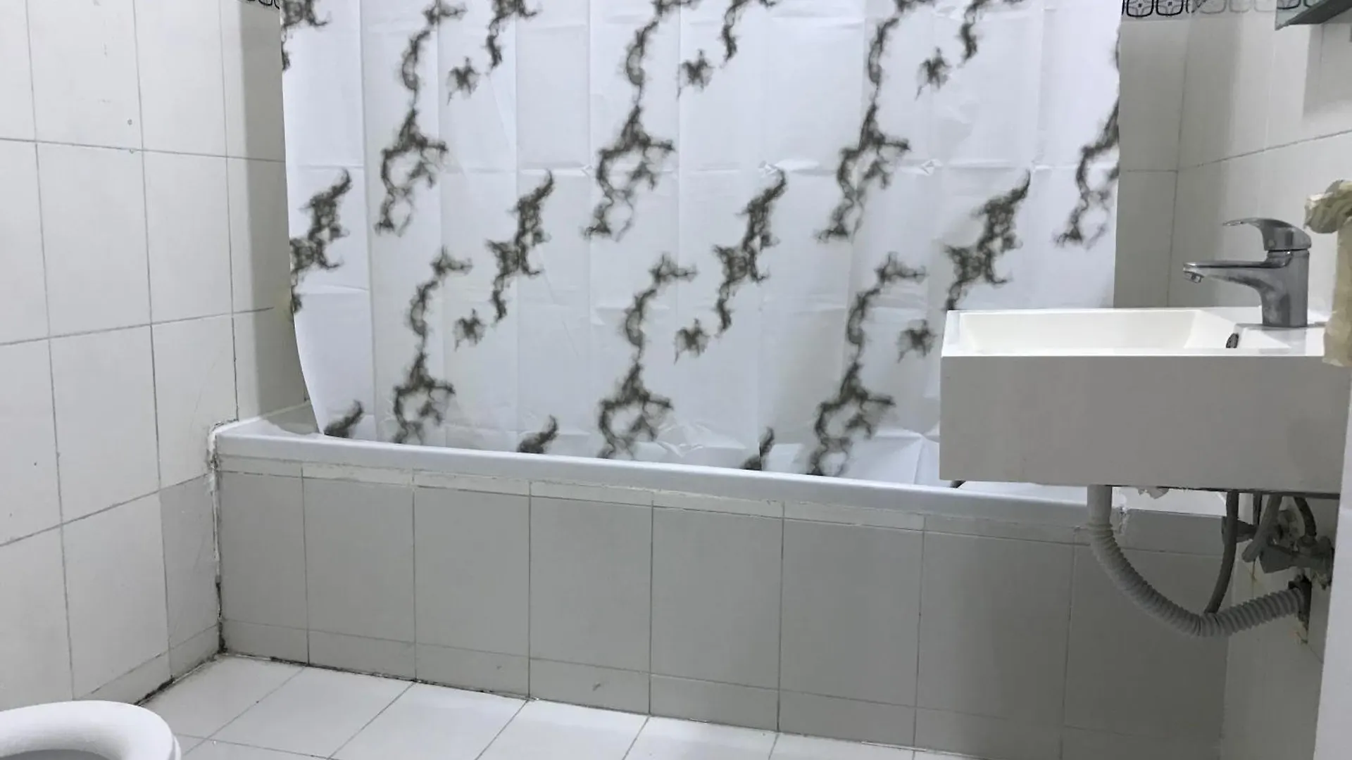 Basic Private Room With Attached Bathroom - No Parking Space 阿布扎比 招待所