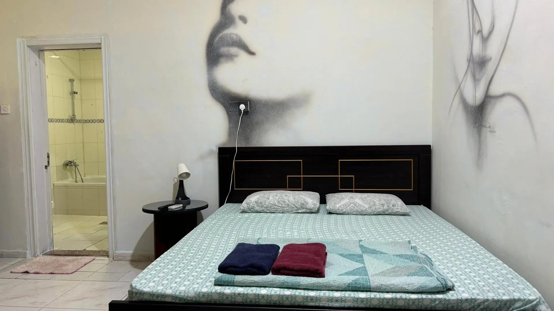 招待所 Basic Private Room With Attached Bathroom - No Parking Space 阿布扎比 阿拉伯联合酋长国