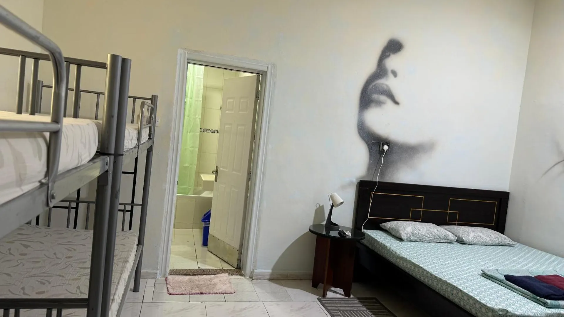 Basic Private Room With Attached Bathroom - No Parking Space 阿布扎比 招待所