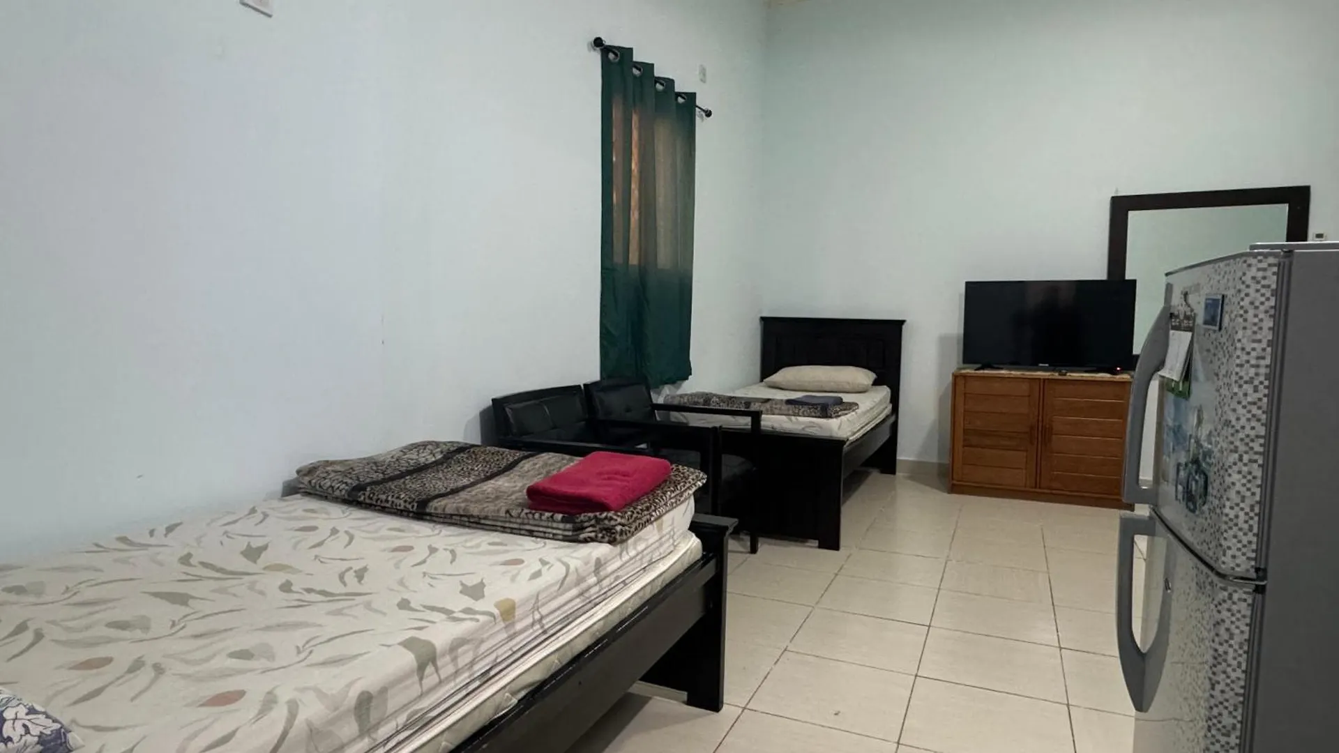 Basic Private Room With Attached Bathroom - No Parking Space 阿布扎比 招待所